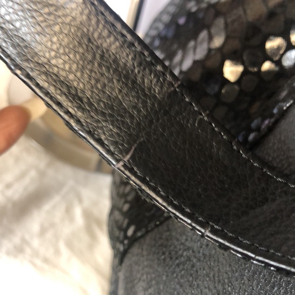 STONE & COMPANY black leather snakeskin print shoulder bag. Silver hardware. - Picture 6 of 14